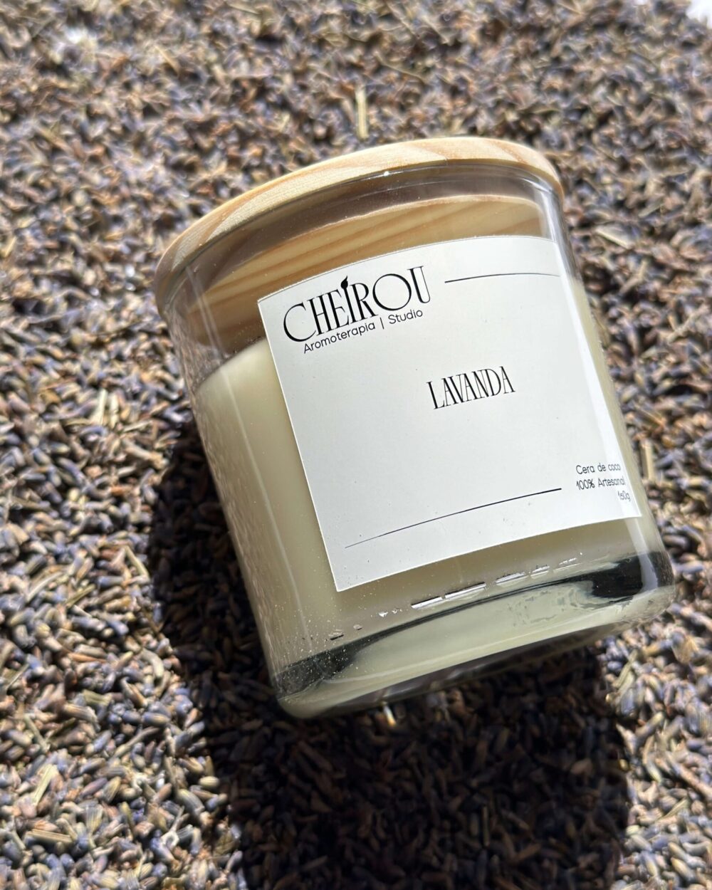 Vela Cheirou de Lavanda em vidro com tampa de madeira sobre lavanda seca