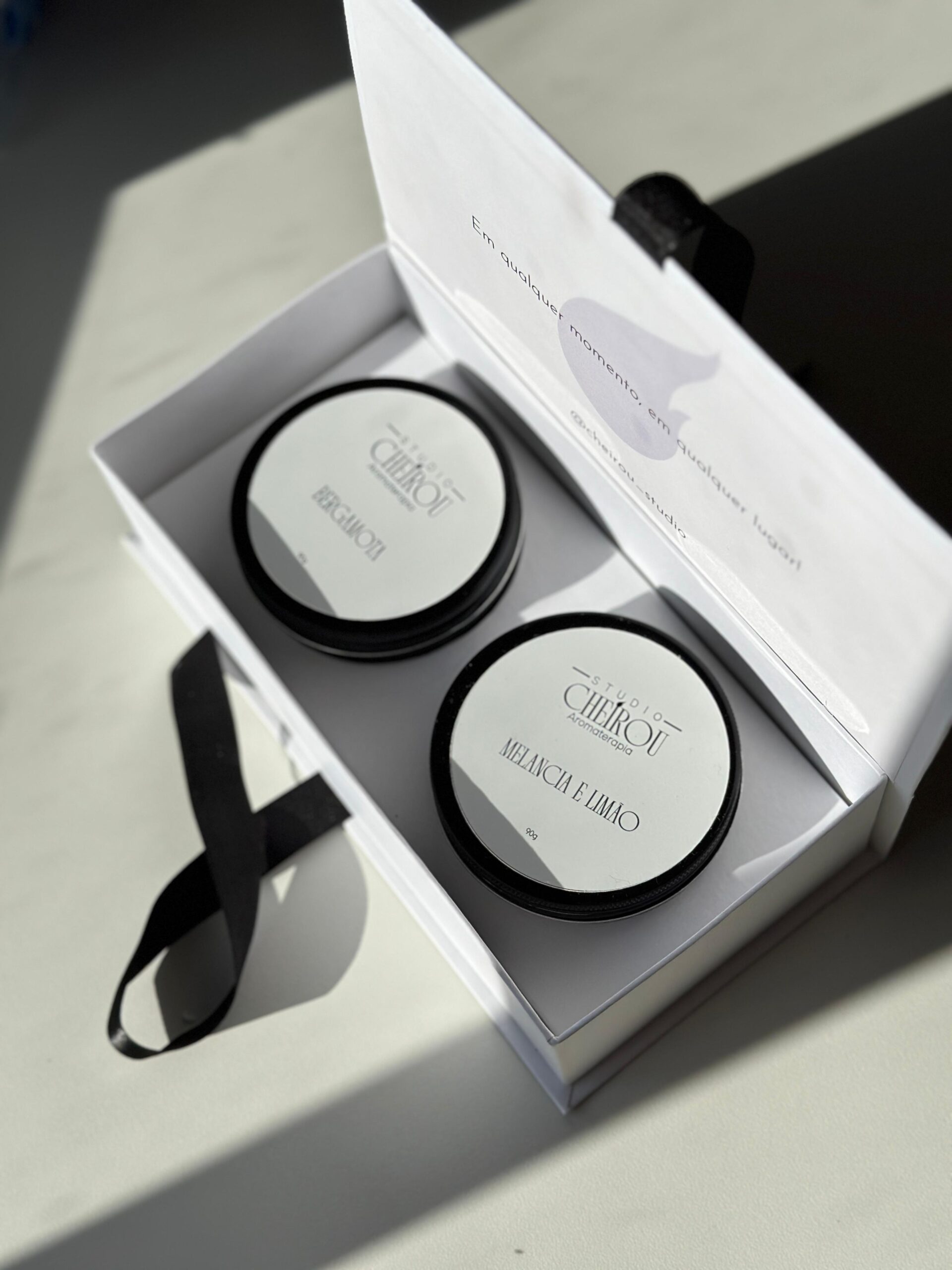 Kit Caixa Cheirou com 2 Velas Travels - 90g