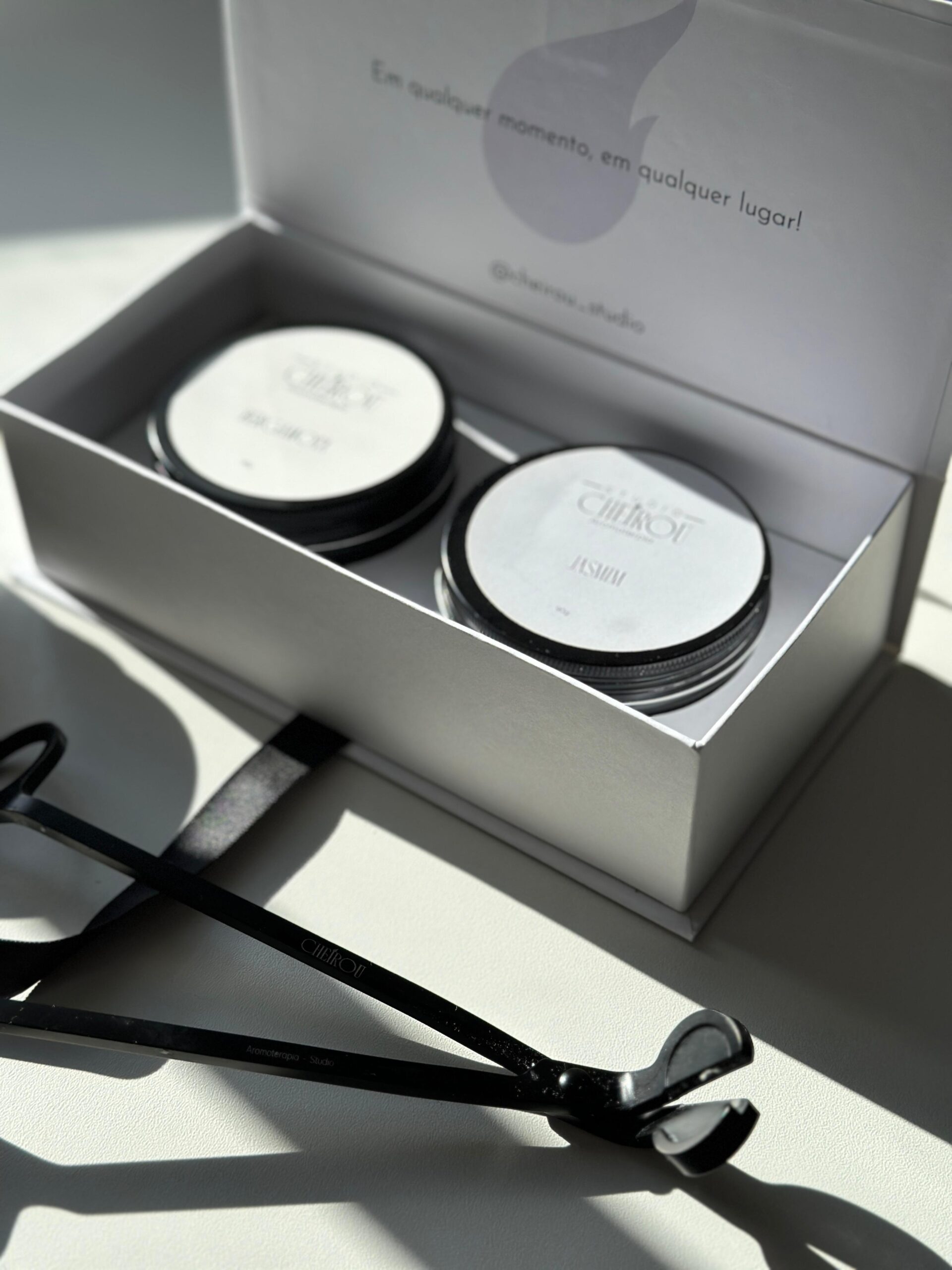Kit Caixa Cheirou com 2 Velas Travels - 90g
